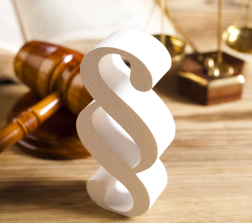 słuchawki medyczne i młotek sędziowski