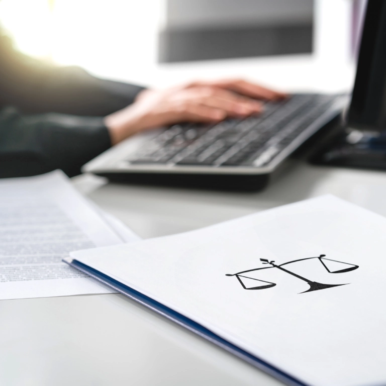 słuchawka medyczna na książce