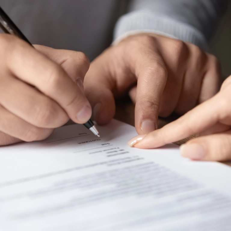 znak kodeksu w dłoniach