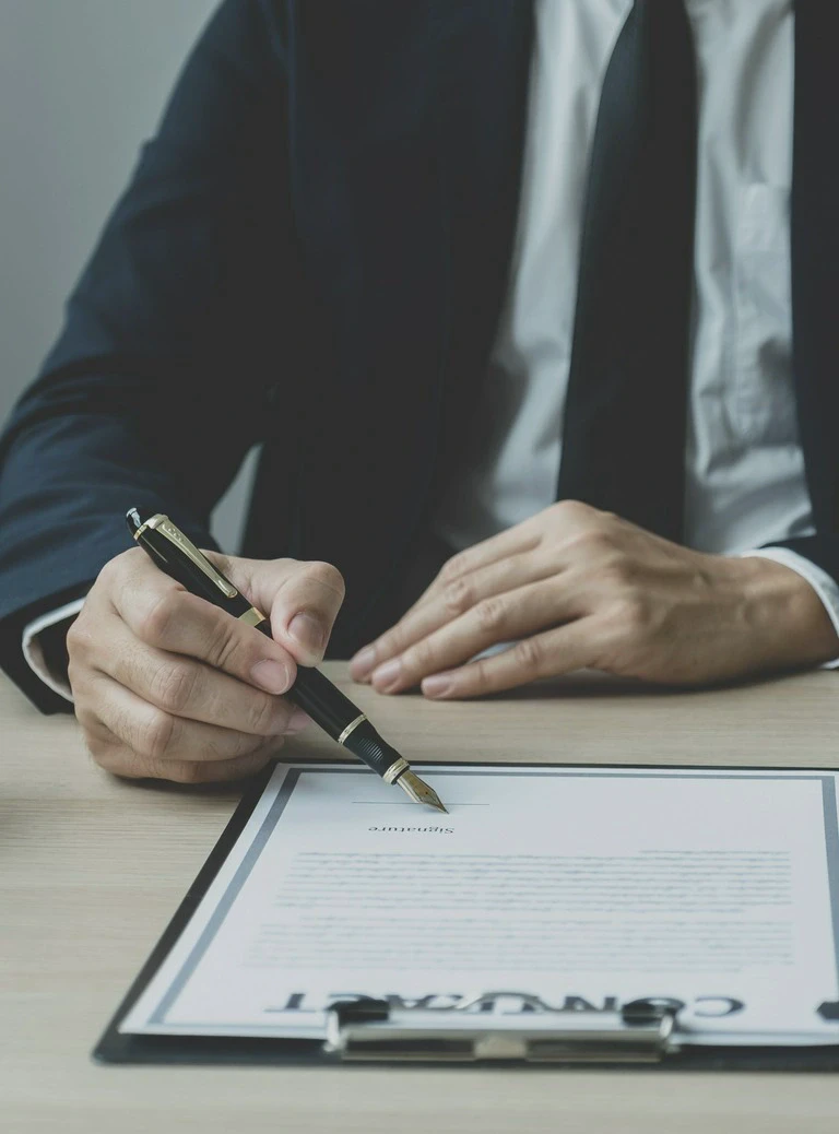 mężczyzna z długopisem w dłoni